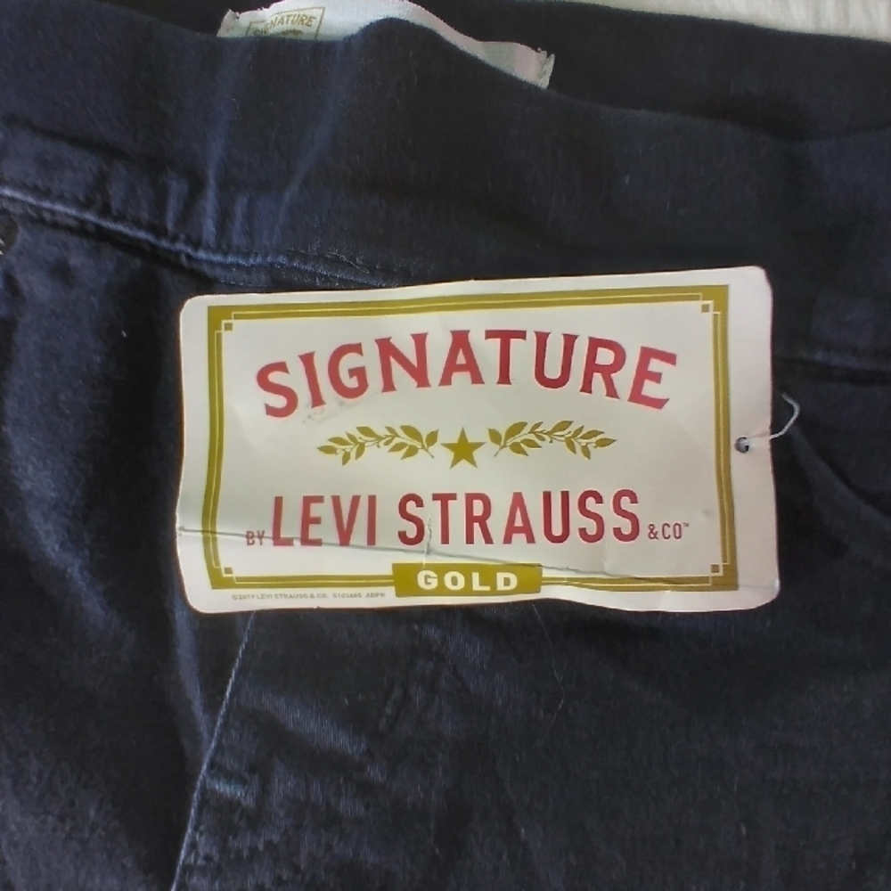 NWT signature Levi strauss Gold totally shaping pull on jeans